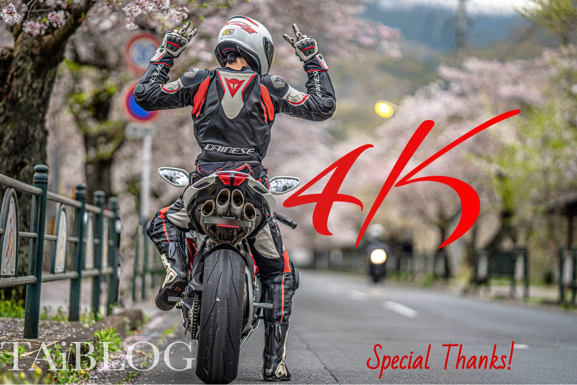 バイクと桜の写真
